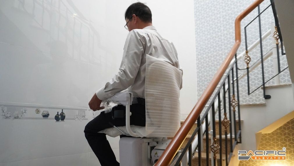 Hình ảnh sử dụng thang ghế Stairlift do Công ty Thang máy Pacific lắp đặt