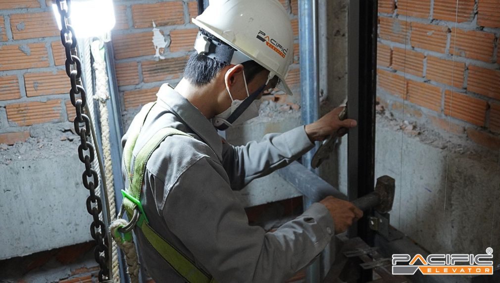 kỹ thuật Pacific lắp đặt thang máy kính