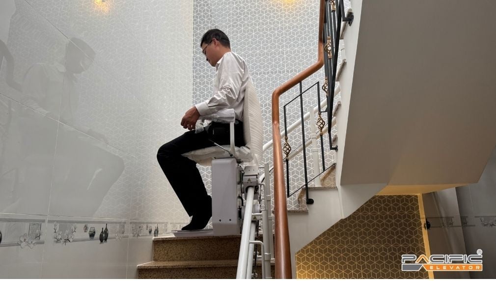 Khách hàng sử dụng thang ghế Stairlift tại nhà