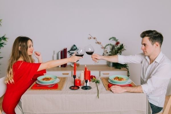 trang trí bàn ăn cho cặp đôi