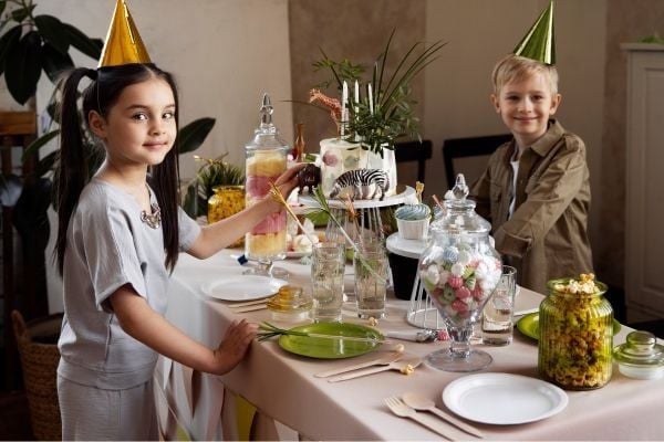 trang trí bàn ăn sinh nhật, lễ kỷ niệm