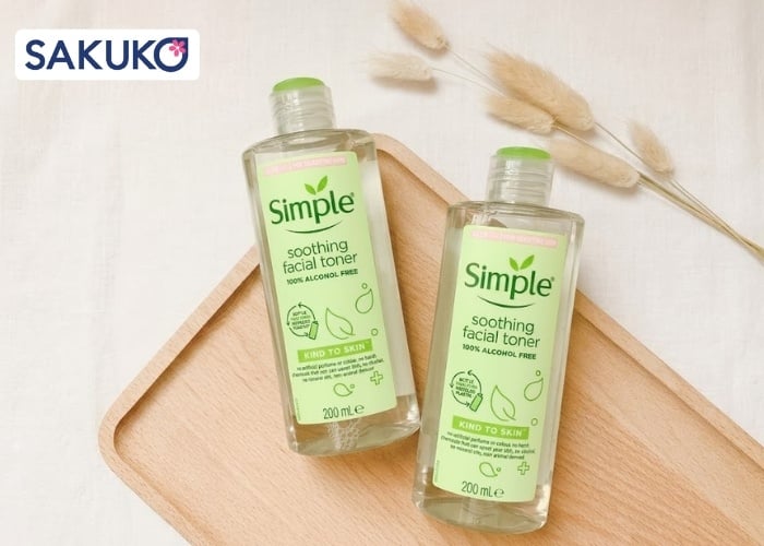 Simple Kind To Skin Soothing Toner cấp ẩm lành tính và cân bằng độ pH cho da nhạy cảm.