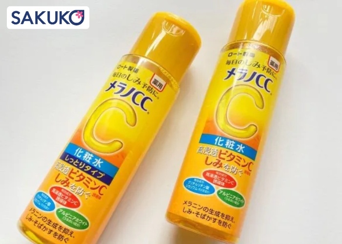Nước hoa hồng Melano CC Whitening Lotion chứa Vitamin C giúp làm mờ thâm mụn và dưỡng trắng da