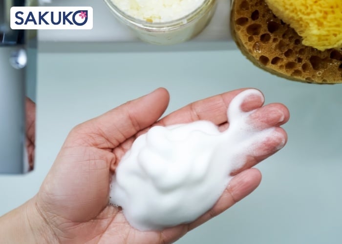 Sữa rửa mặt màu trắng với lớp bọt mịn siêu dày