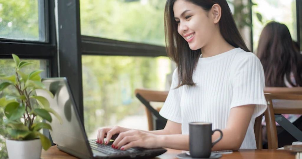 sinh viên hay người thường xuyên di chuyển thì nên mua laptop 14 inch