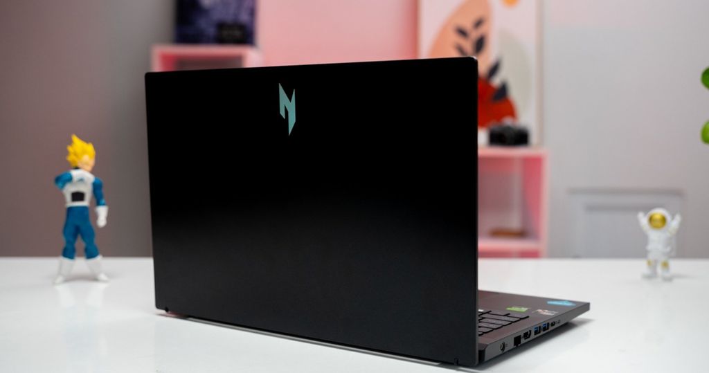 ai nên mua laptop vỏ nhựa