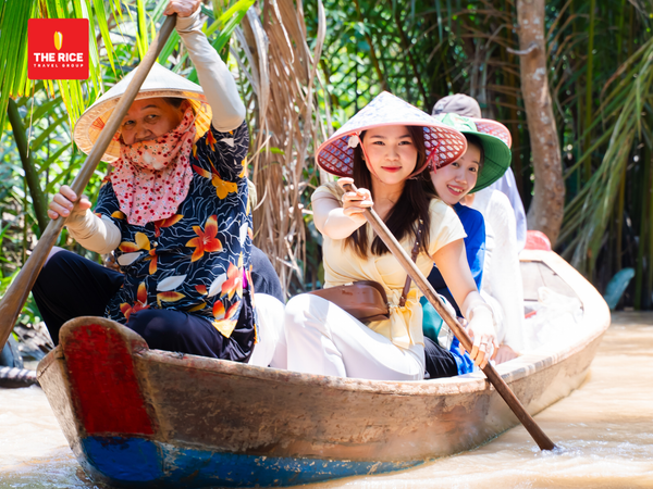Du khách khi tham gia tour miền Tây sẽ được ngồi xuồng ba lá, đi dưới hàng dừa nước mát rượi