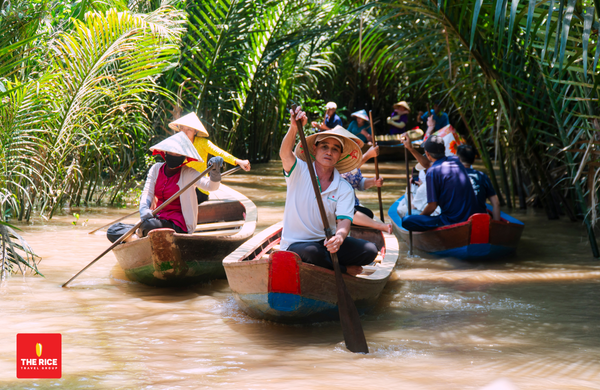 Bạn sẽ được ngồi trên chiếc xuồng ba lá đi qua hàng dừa nước mát rượu, cảm nhận bầu không khí trong lành nơi đây