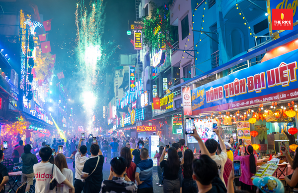 Đường Bùi Viện nổi bật với ánh đèn rực rỡ, dòng người tấp nập