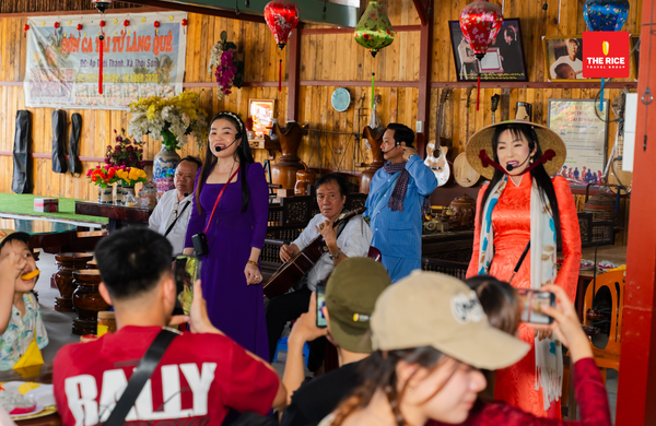 Khi tham gia tour này, bạn sẽ được thưởng thức đờn ca tài tử, di sản văn hoá phi vật thể nổi tiếng tại Việt Nam