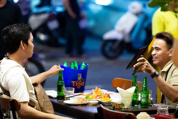Đến đây, khách vừa được ăn ngon, vừa nhâm nhi ly nước và ngắm nhìn phố Tây Bùi Viện nhộn nhịp về đêm.