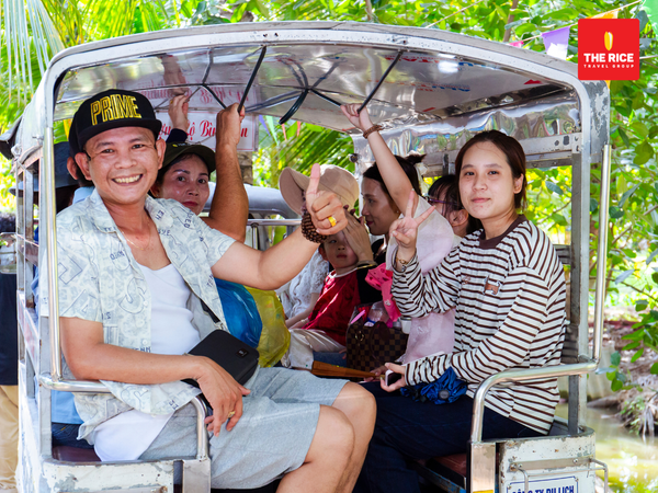 Du khách sẽ được di chuyển bằng xe tuk-tuk ba bánh