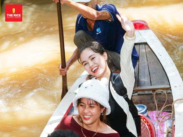 Khách sẽ được ngồi trên xuồng, len lỏi qua từng hàng dừa nước mát rượi
