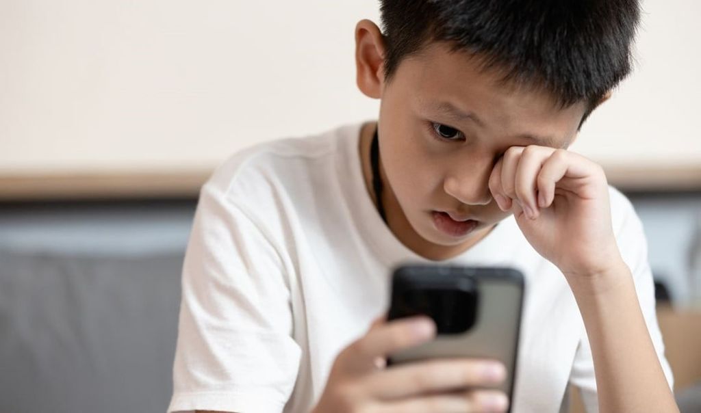 Lạm dụng thiết bị điện tử là nguyên nhân gây suy giảm thị lực (Nguồn ảnh: Internet)