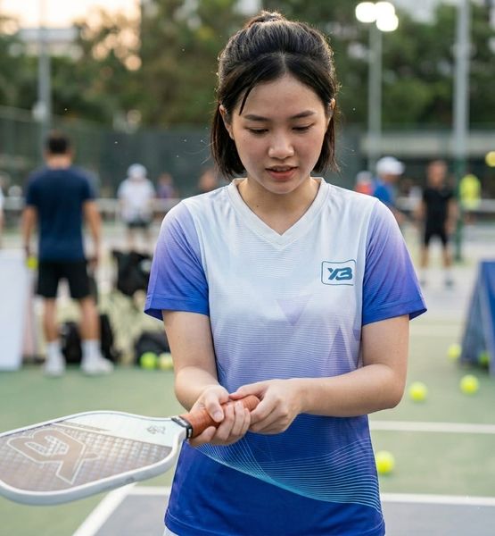 Người chơi pickleball thực hiện cách cầm vợt đúng kỹ thuật trên sân