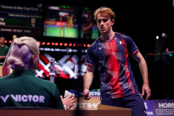 Alex Lanier (Pháp) đánh bại Li Shi Feng (Trung Quốc) 21-13, 21-10 — cú sốc chung kết Thomas Cup 2026