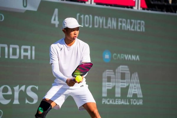 Quang Dương — tay vợt pickleball Việt Nam thực hiện kỹ thuật Western Grip tạo topspin