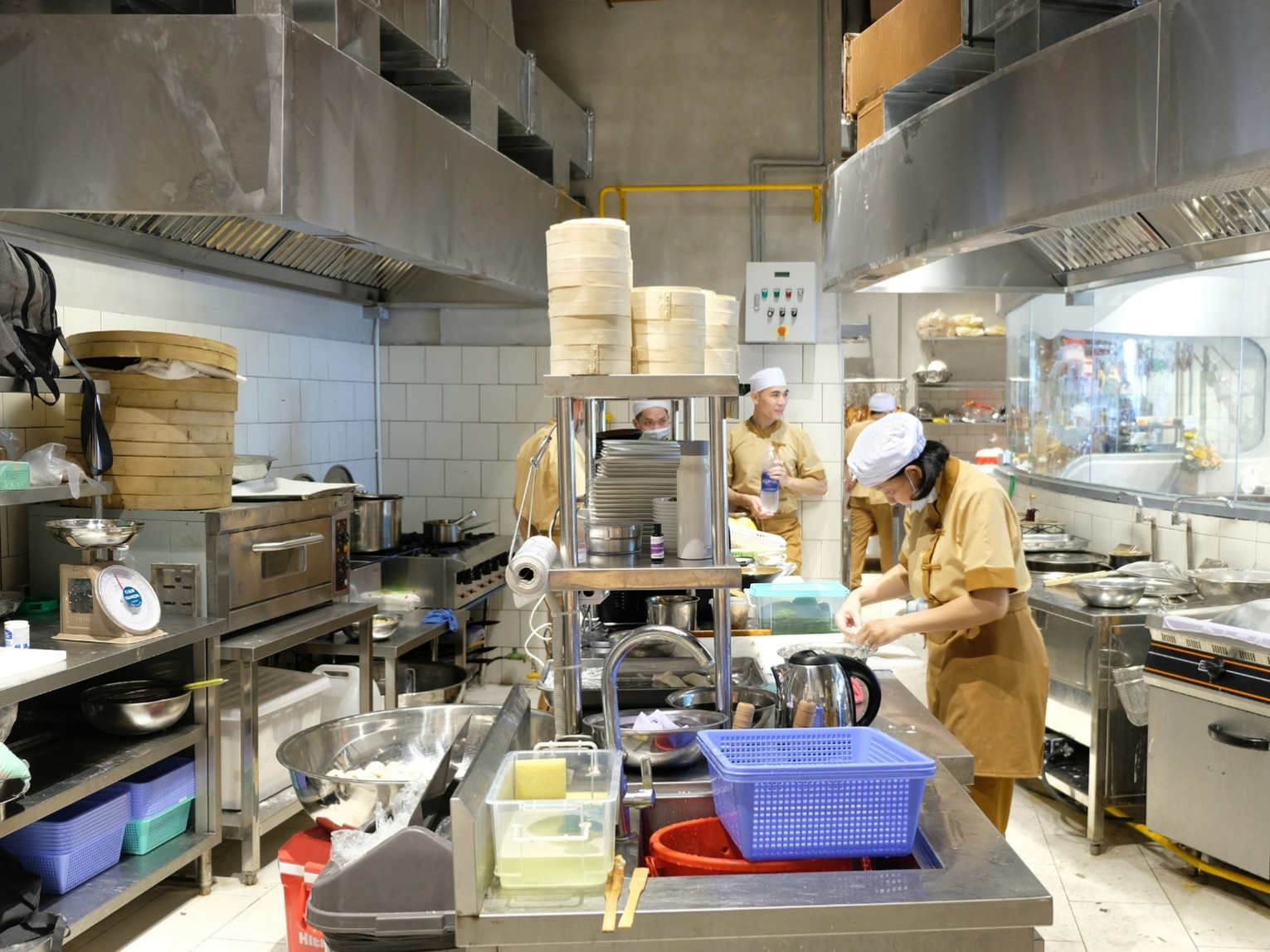 bếp lắp đặt quá nhiều thiết bị khiến không gian chật hẹp