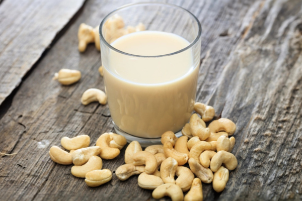 Hãy để sữa nguội tự nhiên rồi cho vào chai thủy tinh có nắp kín để bảo quản