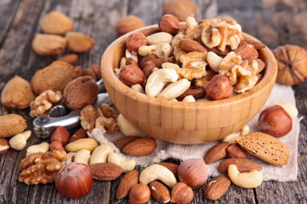 Các loại hạt hoặc thực phẩm ít chế biến sẽ giúp duy trì năng lượng bền vững