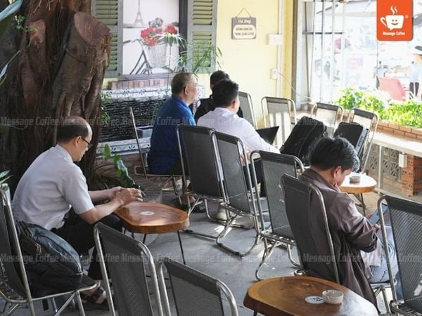 mo-hinh-nhuong-quyen-cafe-dươi-100-trieu