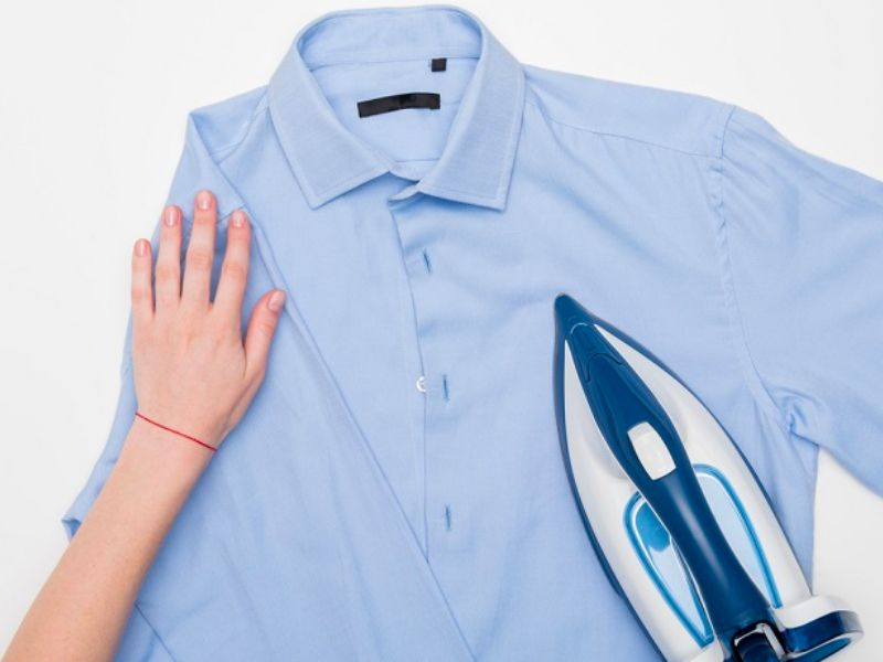 Làm ẩm áo sơ mi - bí quyết là sơ mi không bị cháy bóng