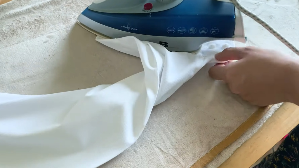 Mẹo bảo quản áo sơ mi trắng - Là ủi chuyên nghiệp