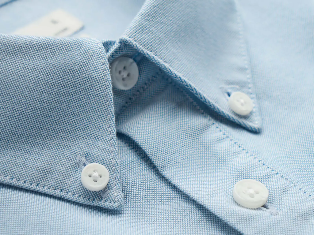 Các loại cổ áo sơ mi nam phổ biến - Cổ áo Button-Down (Cổ cài khuy)