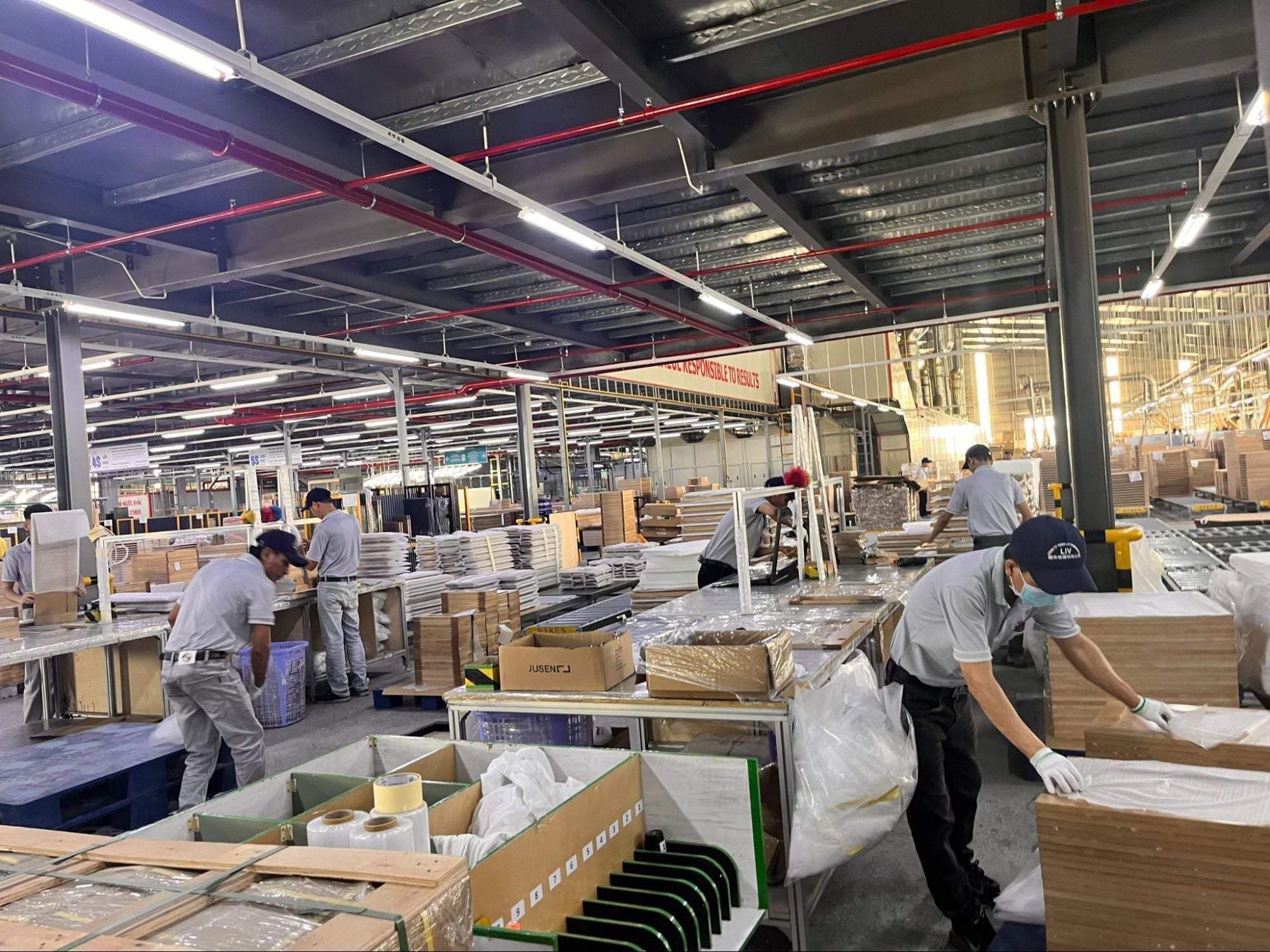 workers assembling RTA kitchen cabinets at VIC Cabinet factory — step-by-step cabinet assembly process