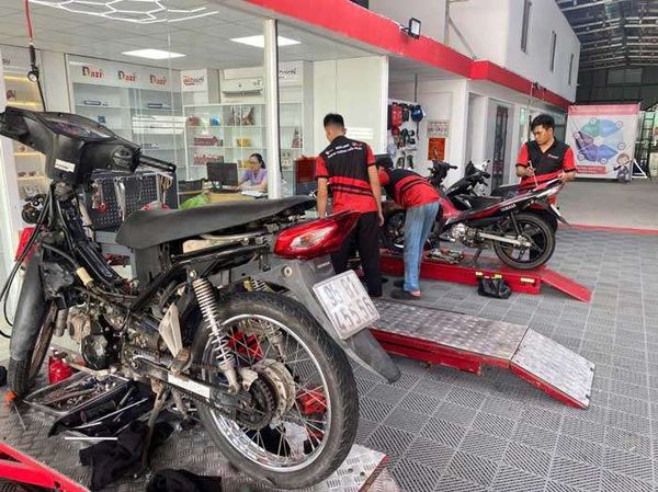 thay-binh-ac-quy-het-dien-o-dau