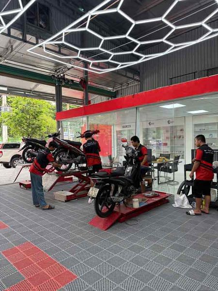 cach-thay-binh-ac-quy-xe-may-vision