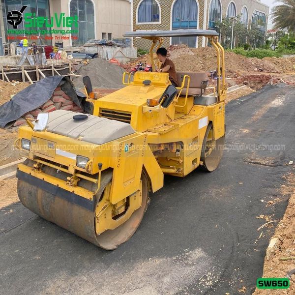 Cho thuê xe lu rung 7 tấn Sakai SW650