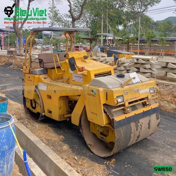 Cho thuê xe lu rung 7 tấn Sakai SW650