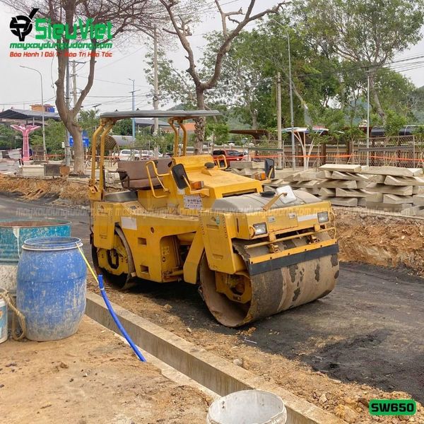 Cho thuê xe lu rung 7 tấn Sakai SW650