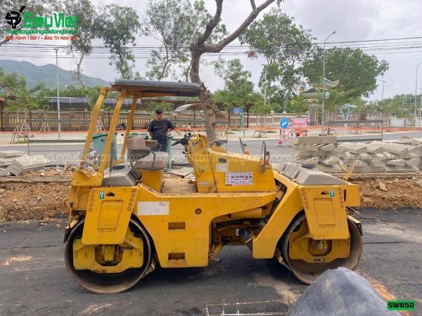 Cho thuê xe lu rung ngồi lái 7 tấn Sakai SW650