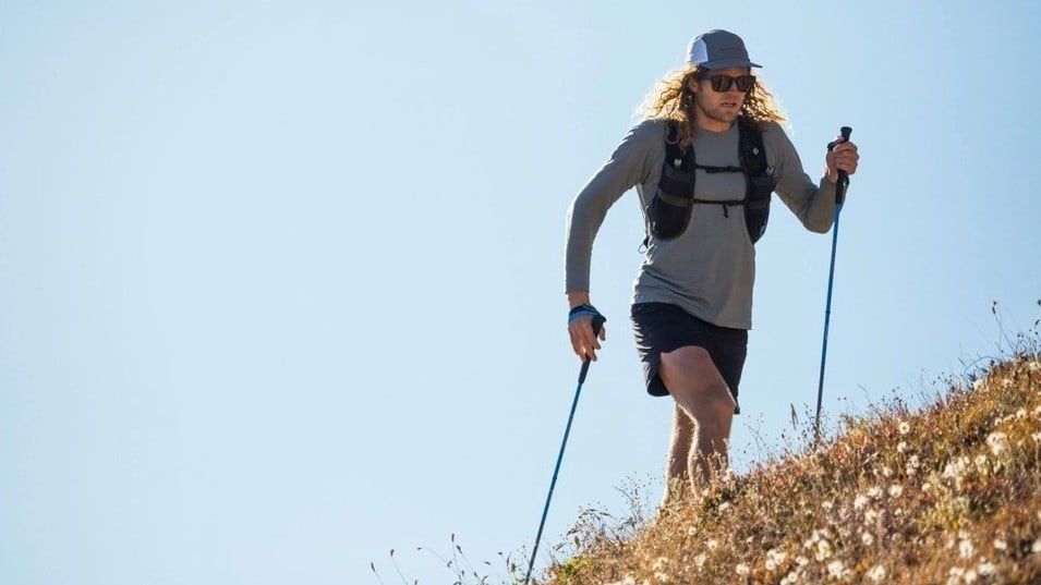 Hướng dẫn đi lên dốc (uphill) với gậy trong chạy trail