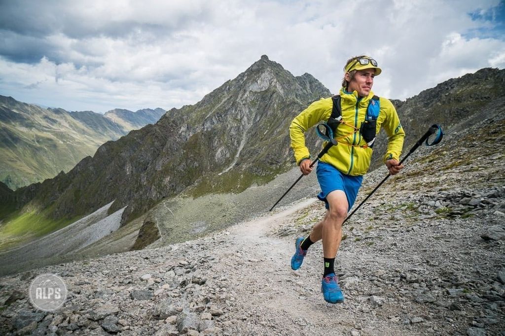 Hướng dẫn đi lên dốc (uphill) với gậy trong chạy trail