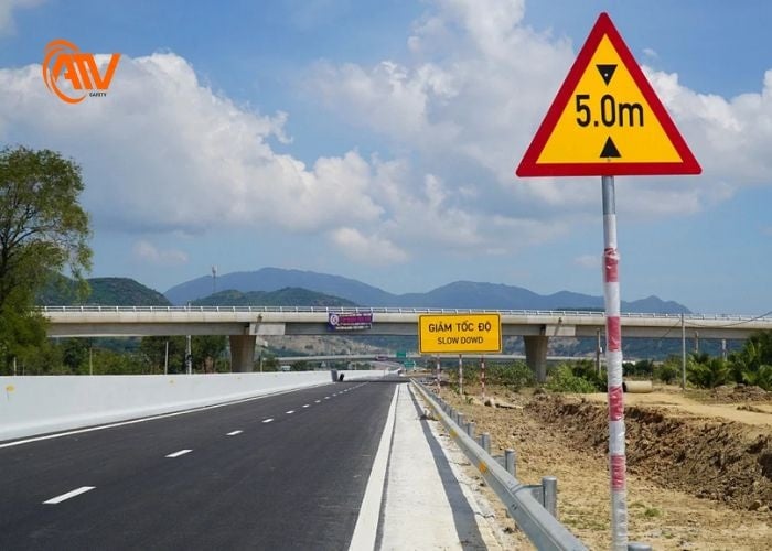 Biển báo nguy hiểm trên cao tốc