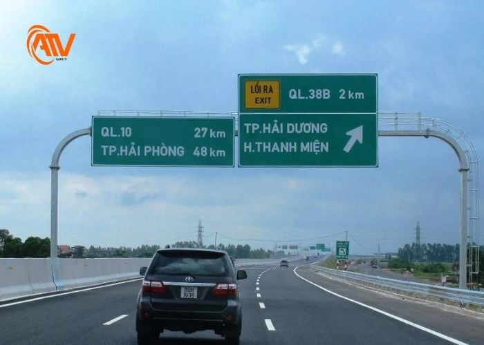 Biển báo chỉ dẫn trên đường cao tốc