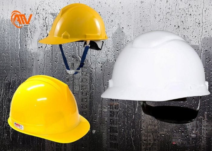 Mũ bảo hộ giúp người lao động che chắn trong mưa