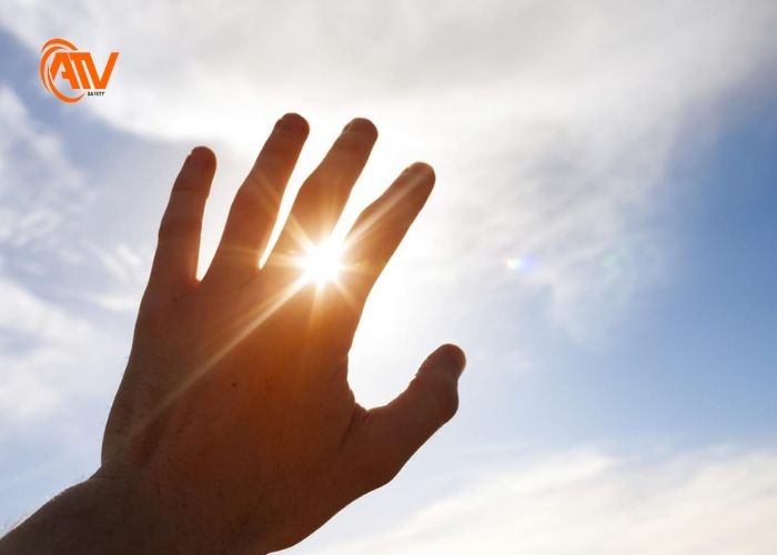 Tia UV phát ra chủ yếu từ ánh sáng mặt trời