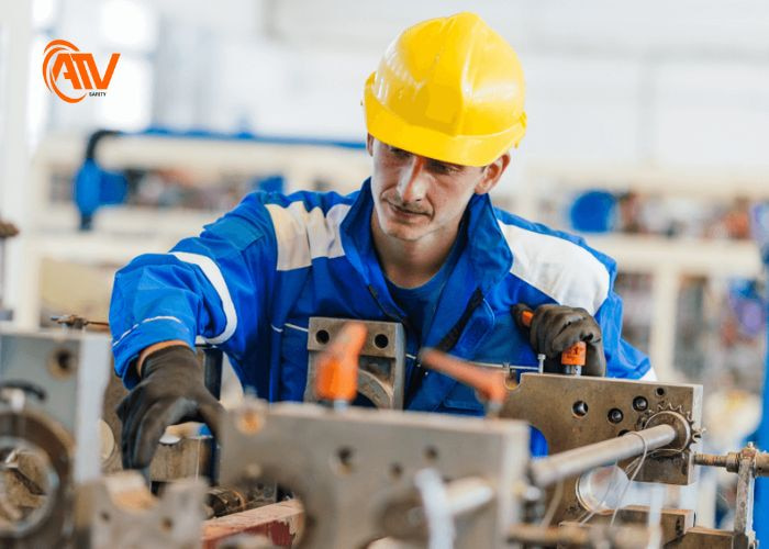 Định kỳ bảo dưỡng và bảo trì máy móc