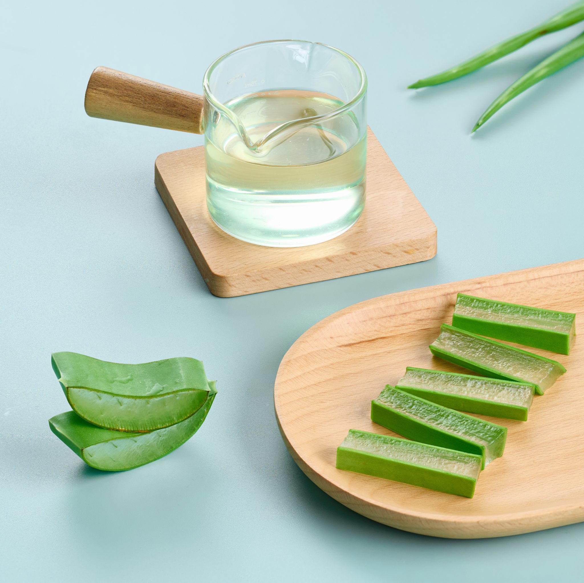 Trước khi làm sữa chua nha đam, mọi người hãy sơ chế nha đam thật kỹ, tránh để lại phần mủ vàng ngay dưới vỏ lá vì có thể gây kích ứng da.