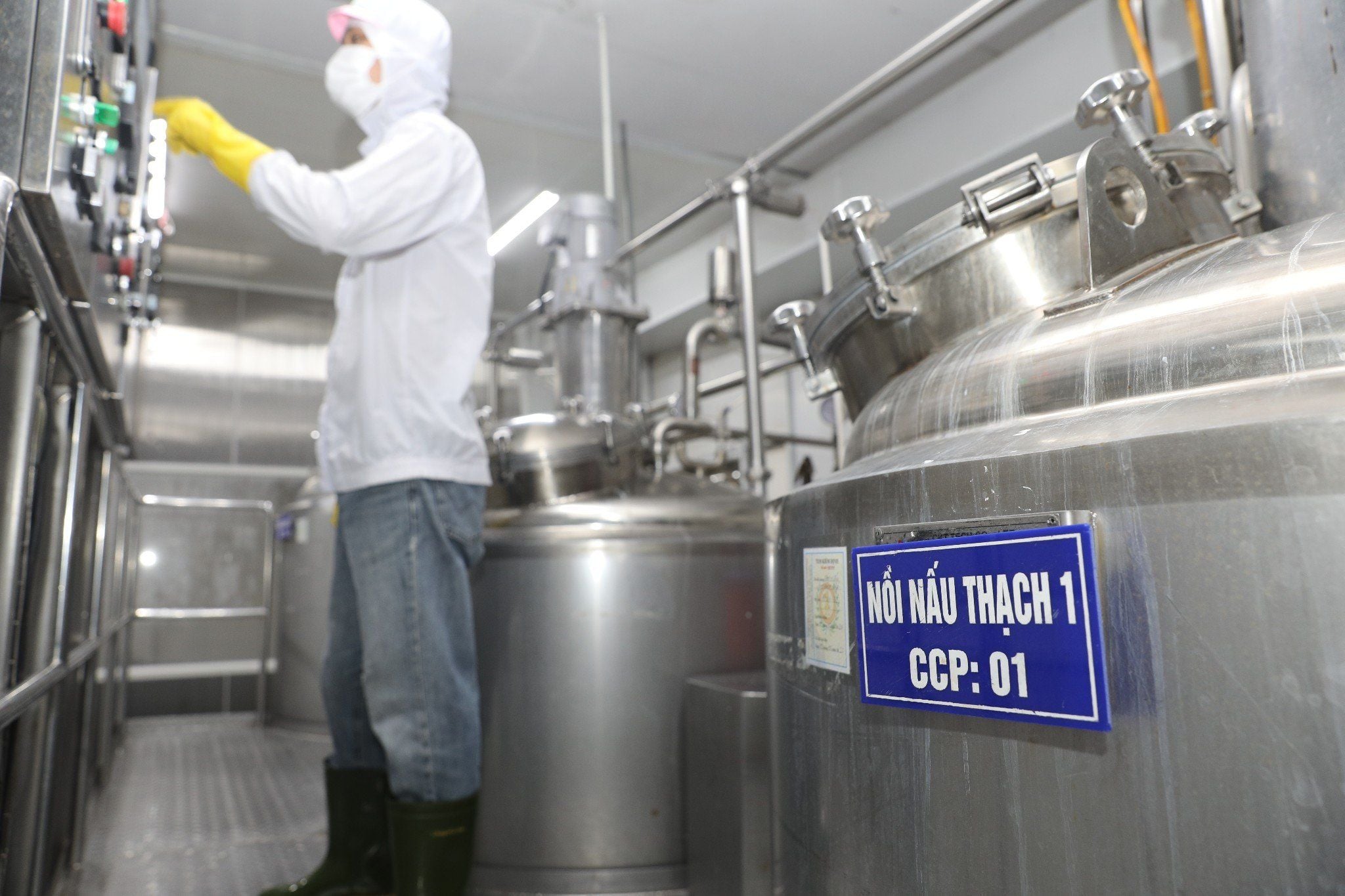 Cách làm thạch dừa thô tại GC Food đảm bảo khép kín và an toàn.