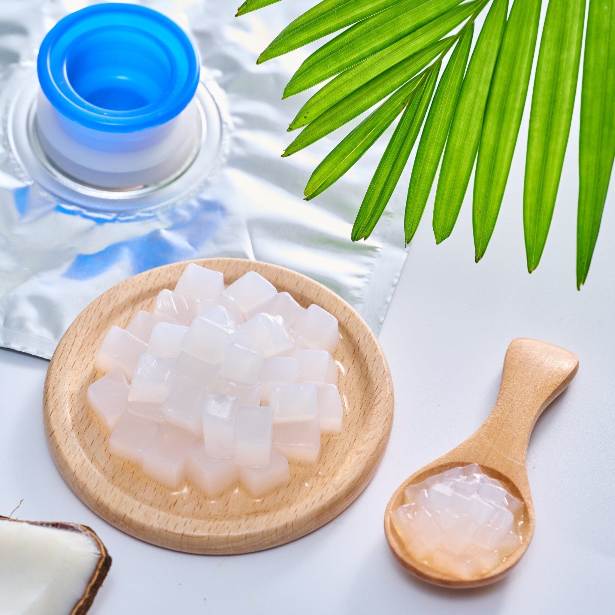 Cách làm chè dừa non thạch lá nếp cần chuẩn bị những nguyên liệu như thạch dừa, lá nếp…