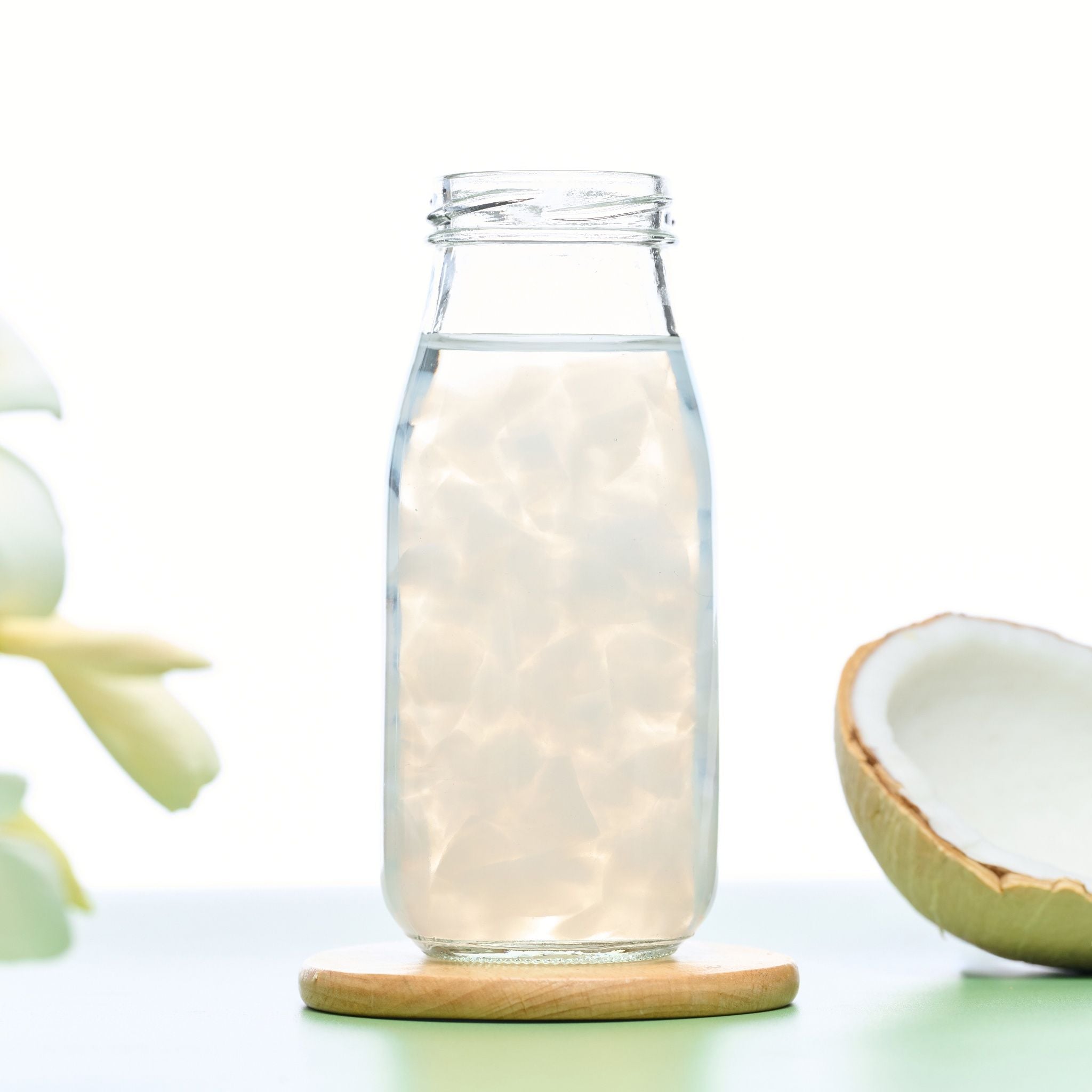 Ngâm thạch dừa thô trong nước sạch khoảng 1 ngày và thay nước liên tục để thạch nở to