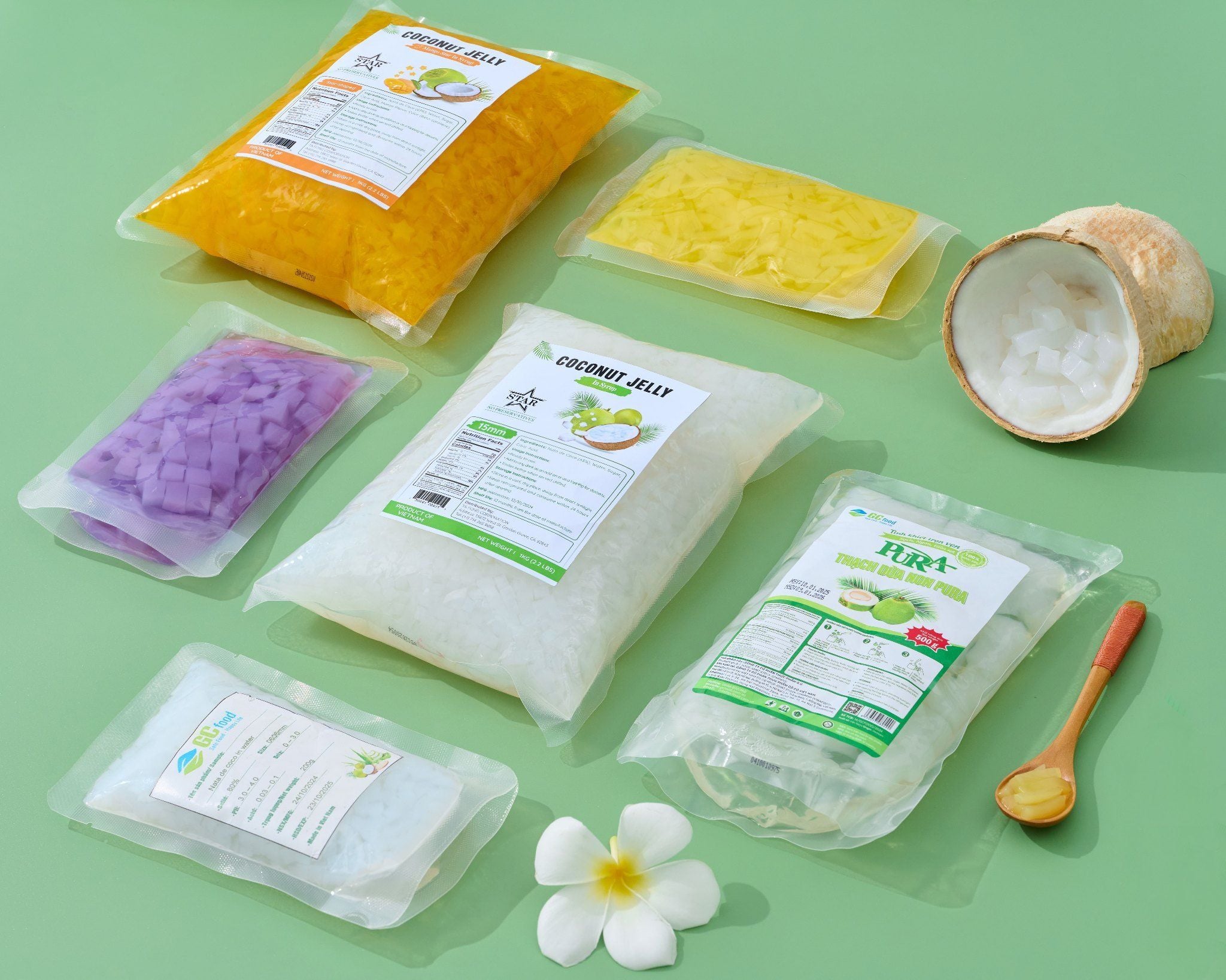 Thêm vài miếng thạch dừa (nata de coco) GC Food giòn giòn, món chè sẽ hấp dẫn hơn.