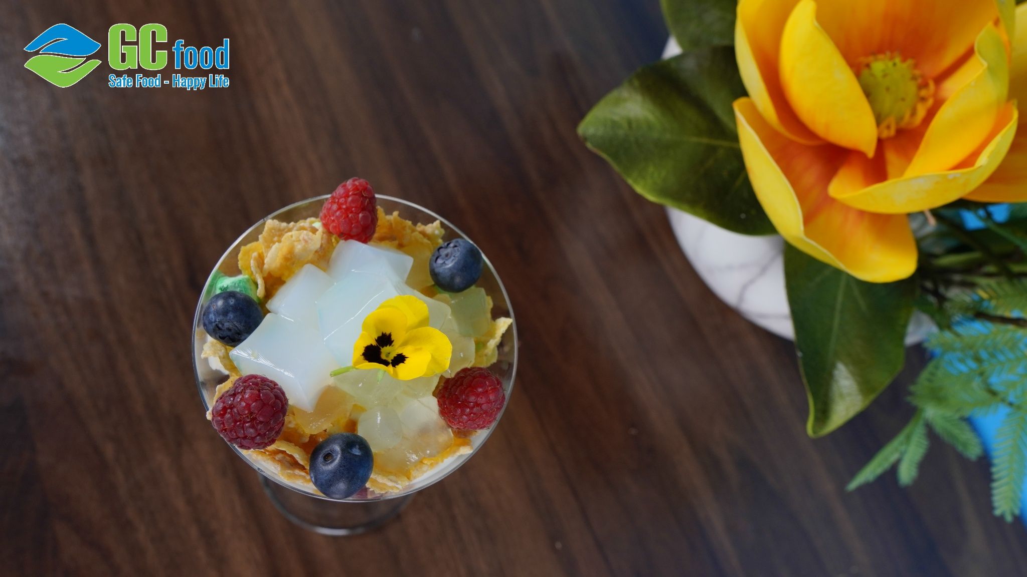 Thạch dừa có thể kết hợp cùng với nhiều món ăn, thức uống tạo nên hương vị thanh mát và dịu ngọt khó quên.