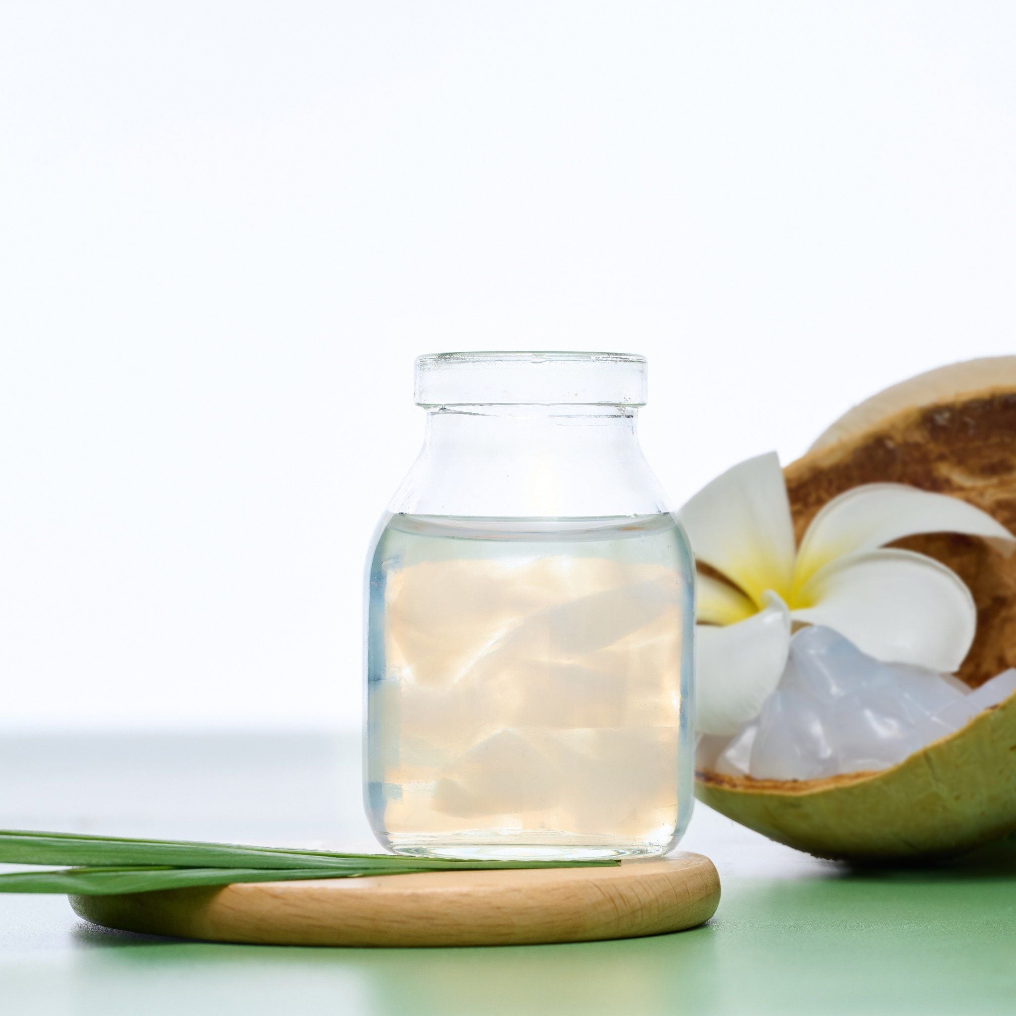 Chuẩn bị thạch dừa để làm topping giòn dai cho món chè.