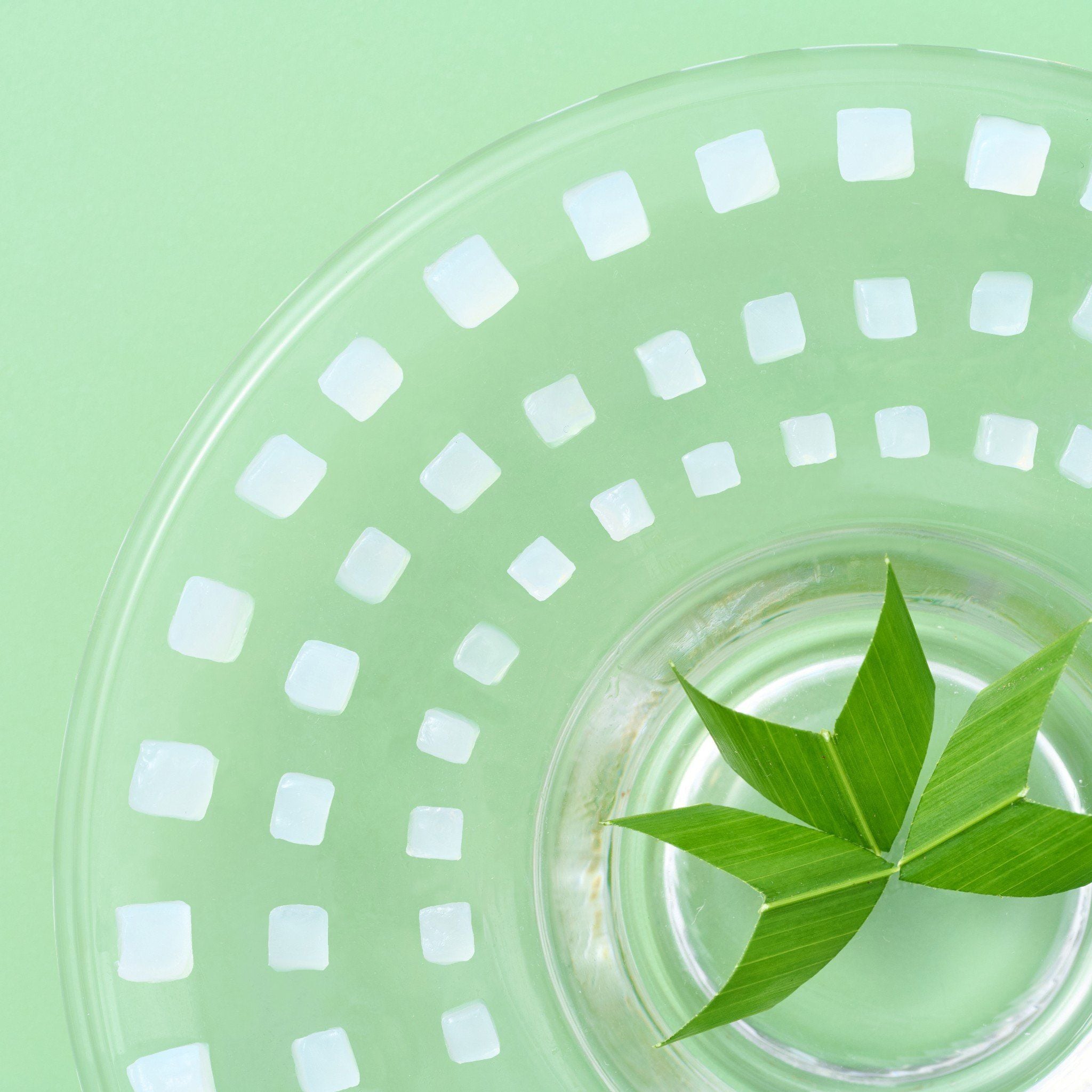 Thạch dừa, bột báng, nước cốt dừa... là một số nguyên liệu cần thiết để làm món chè này.